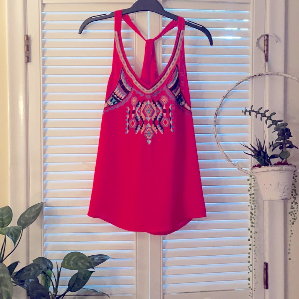♥️Bright red medium top with cool pattern